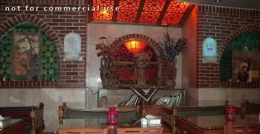 فضای داخلی سفره خانه سنتی پارتیان با دکوراسیون اصیل ایرانی، دیوارهای آجری، طاق‌های زیبا و سقف مشبک. مکانی دلنشین برای پذیرایی.