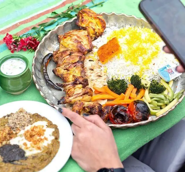 چلو جوجه کباب و غذای سنتی ایرانی در رستوران گیلار با برنج زعفرانی، دورچین سبزیجات و ماست و خیار. تجربه غذای گیلانی.