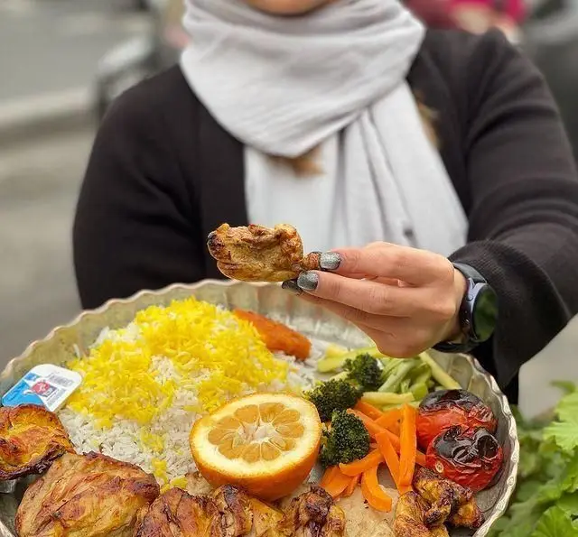 سفره رنگین رستوران گیلار با چلو کباب، برنج زعفرانی، جوجه کباب، سبزیجات کبابی و پرتقال. لذت غذای ایرانی اصیل