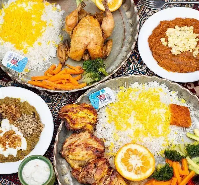 سفره ایرانی رستوران گیلار شامل چلو مرغ بریان، چلو کباب جوجه، کشک بادمجان، برنج زعفرانی و سبزیجات تازه. تجربه‌ای لذت‌بخش.