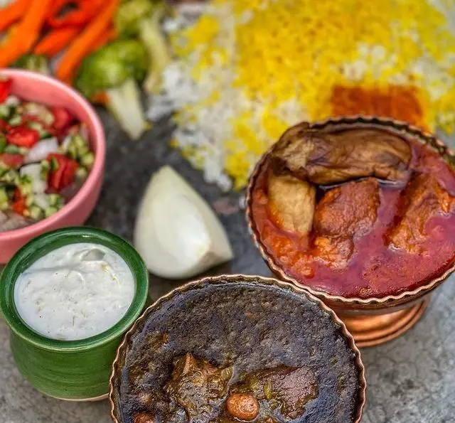 سفره رنگین رستوران گیلار: خورش قورمه سبزی، خورش بادمجان، چلو زعفرانی، سالاد شیرازی و ماست. غذای اصیل ایرانی.