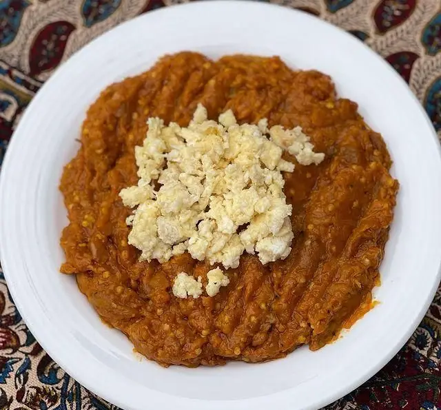 کشک بادمجان اصیل و خوش طعم رستوران گیلار با تزئین کشک فراوان، یک گزینه عالی برای علاقه‌مندان به غذای سنتی ایرانی و گیلانی.