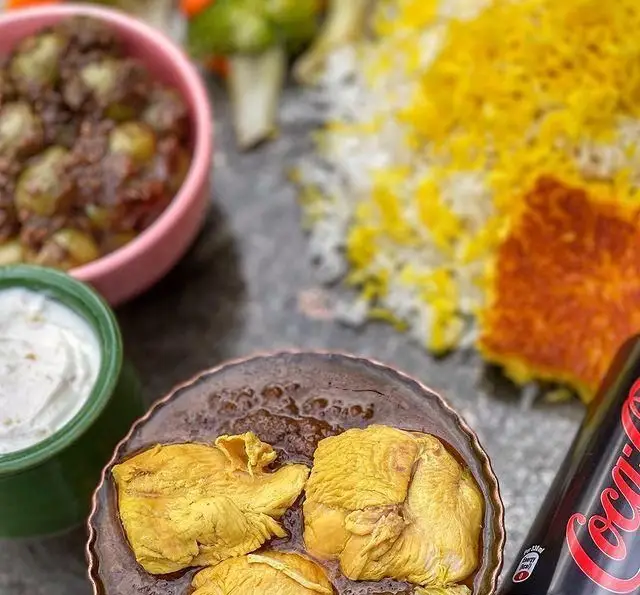 لذت یک وعده غذای ایرانی در رستوران گیلار: خورشت مرغ زعفرانی، برنج با ته دیگ، خورشت زیتون و ماست، انتخابی ایده‌آل برای ناهار.