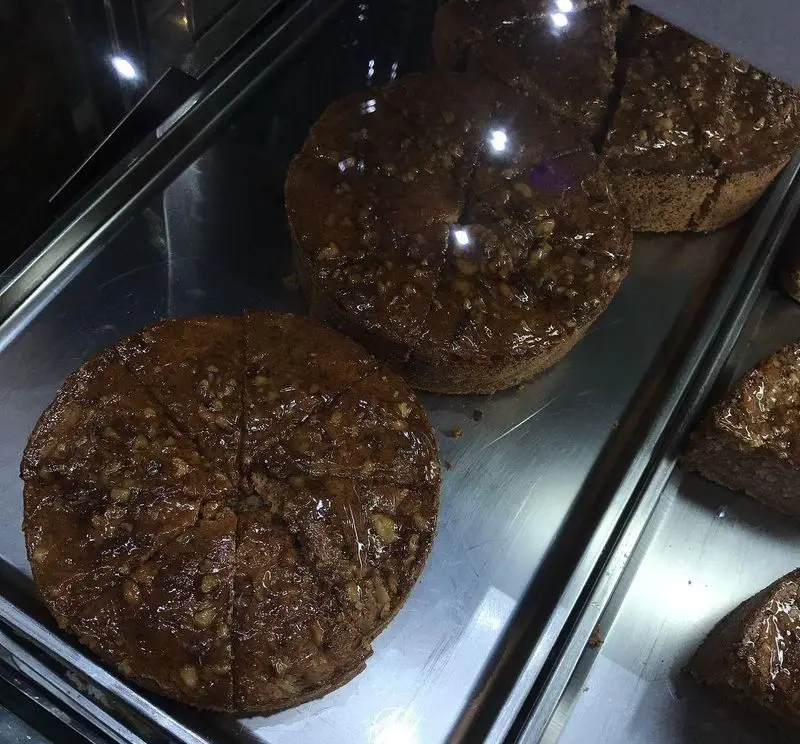 کیک‌های گرد و خوش‌رنگ کاراملی با رویه مغزدار، شیرینی‌های محبوب و تازه از کافه قنادی لادن، ایده‌آل برای هر سلیقه.