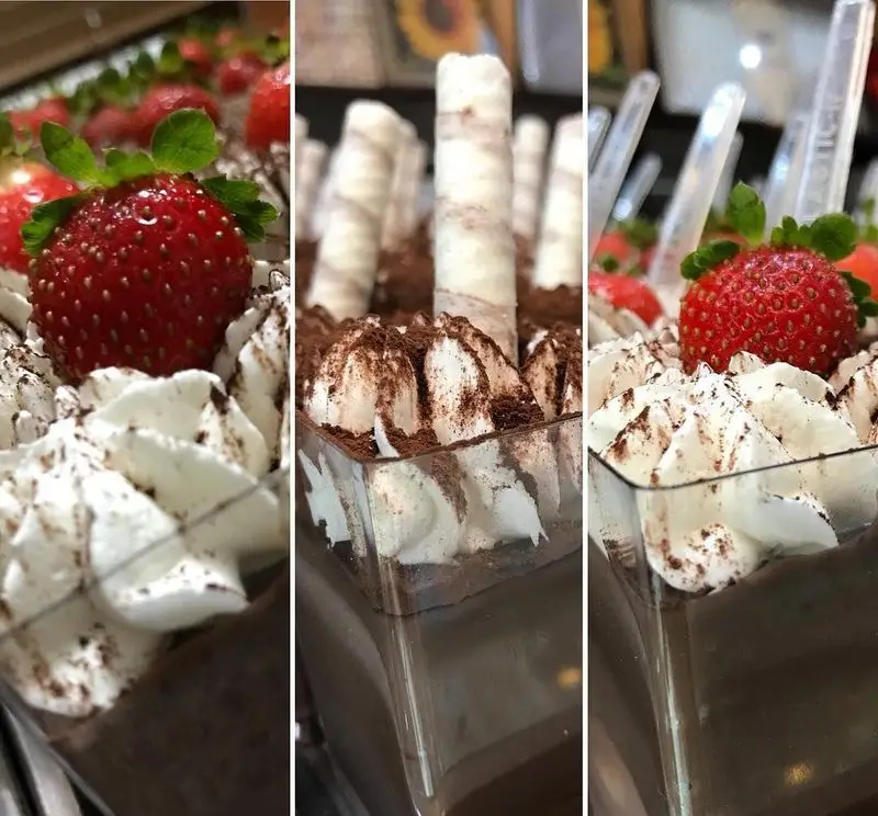 دسرهای شکلاتی خوشمزه کافه قنادی لادن با تزئین توت فرنگی تازه، خامه، پودر کاکائو و ویفرهای زیبا، تجربه‌ای شیرین و لذت‌بخش.