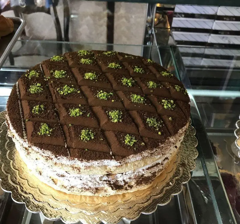 کیک شکلاتی لایه ای جذاب و خوشمزه با تزیین هنرمندانه پسته و طرح الماس، محصول تازه کافه قنادی لادن.