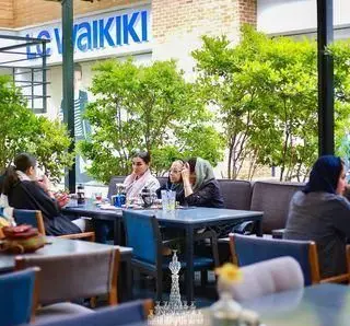 تجربه ای متفاوت در کافه چراغان بام لند تهران، بهترین کافه و رستوران در مرکز خرید بام لند با فضای باز و سبز برای لحظاتی خوش.