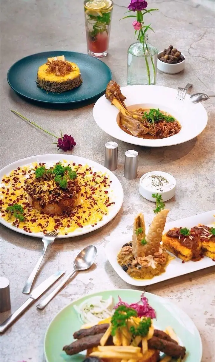 منوی کامل کافه چراغان بام لند شامل زرشک پلو، ماهیچه، ته چین، کوبیده، نوشیدنی‌های خنک و دسرهای ایرانی. تجربه‌ای خوشمزه.