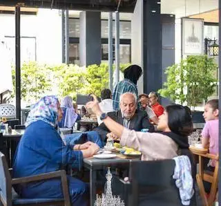 مشتریان در فضای باز کافه چراغان بام لند تهران، لحظاتی دلپذیر را تجربه می‌کنند. کافه چراغان، محیطی آرام برای قرارهای دوستانه و کاری.