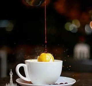 لذت نوشیدنی و دسر خاص کافه چراغان بام لند با بستنی لیمو و سس شکلات در لیوان سفید، تجربه‌ای فراموش‌نشدنی در فضای دلنشین.