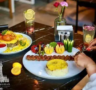 تجربه‌ای لذیذ از غذاهای اصیل ایرانی و کباب‌های تازه در کافه رستوران چراغان بام لند تهران. محیطی دلنشین برای صرف یک وعده به یادماندنی.