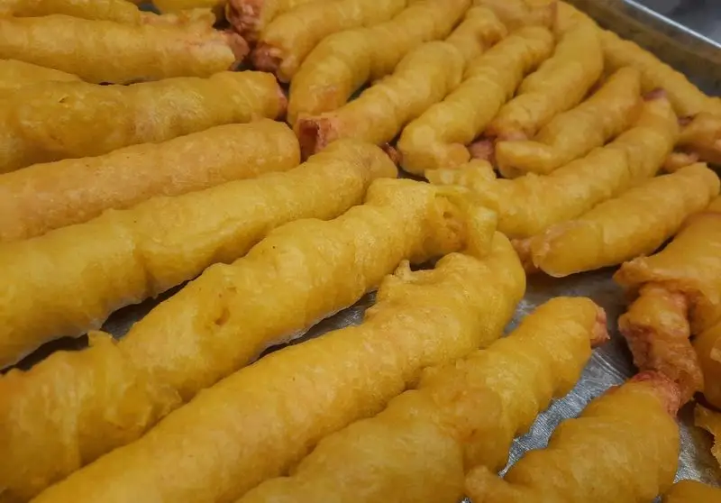 بمب سوخاری ایندو: فیله‌های مرغ سوخاری طلایی و ترد آماده سرو، تجربه‌ای خوشمزه از فست فود برای مشتریان عزیز.