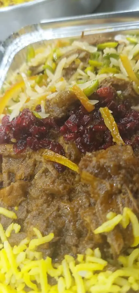 تهران کباب: زرشک پلو مجلسی با خورش لذیذ، غذای اصیل و پرطرفدار ایرانی با تزیین خلال و برنج زعفرانی برای سفارش آنلاین.