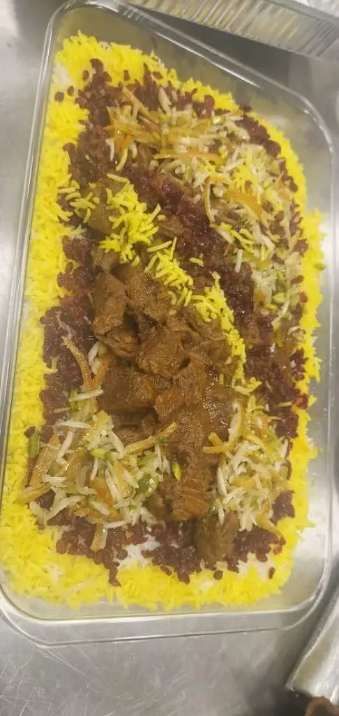 چلو خورشت گوشت مخصوص تهران کباب با زرشک پلو زعفرانی و تزیینات رنگارنگ. تجربه‌ی طعم اصیل و کیفیت برتر غذای ایرانی.