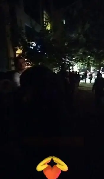 جمعیت شاداب در شب، نورپردازی شهری و درختان. لحظاتی دلپذیر با دوستان پس از صرف کباب خوشمزه تهران کباب.