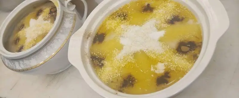 تهران کباب: دو کاسه خوراک سنتی ایرانی خوشمزه با طعم بی نظیر، سرو شده در ظروف سرامیکی زیبا و اشتهابرانگیز.