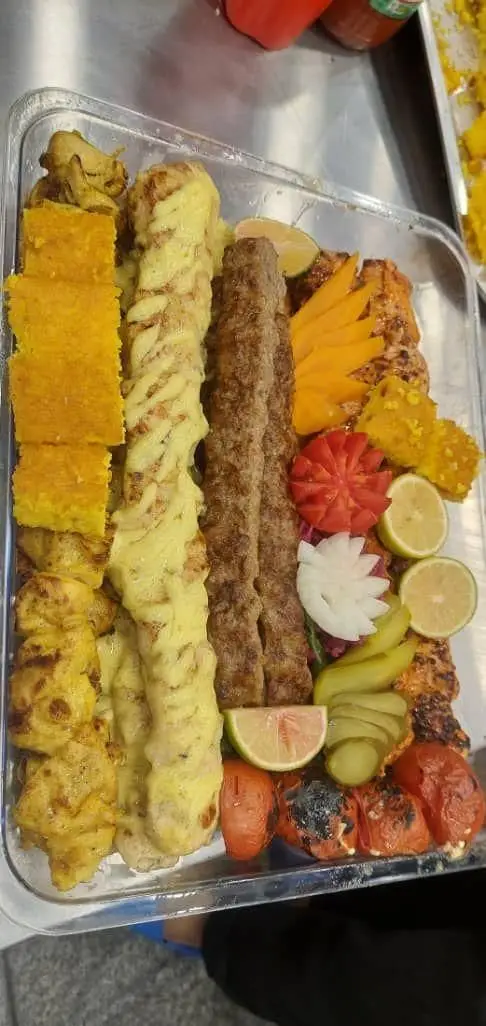 سینی کباب ممتاز تهران کباب: جوجه، کوبیده، تهچین، ته دیگ، گوجه کبابی و مخلفات کامل لذیذ.