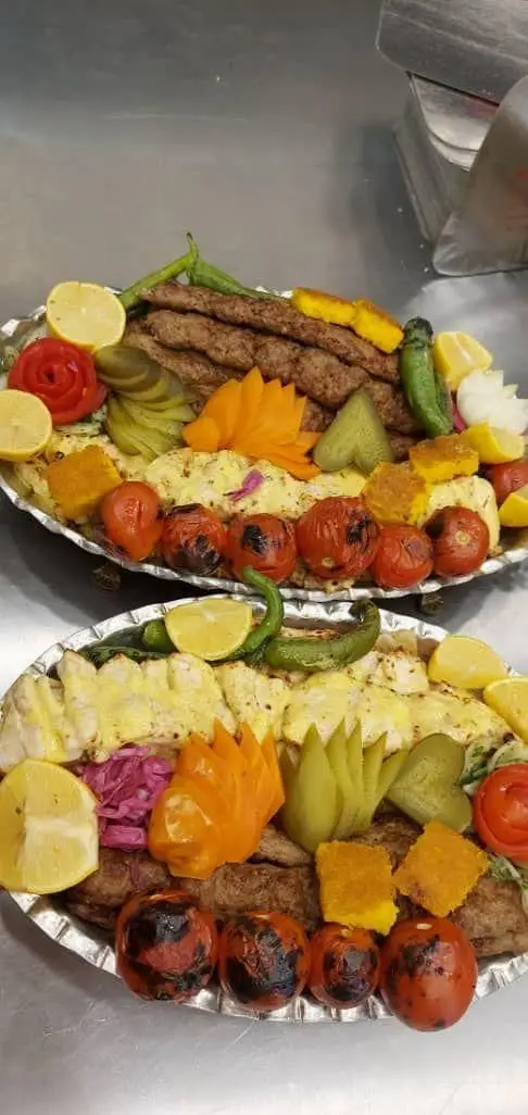 تهران کباب: سینی مجلل کباب کوبیده، جوجه کباب، گوجه، لیمو، فلفل و کته زعفرانی. انتخابی عالی برای مهمانی و پذیرایی.