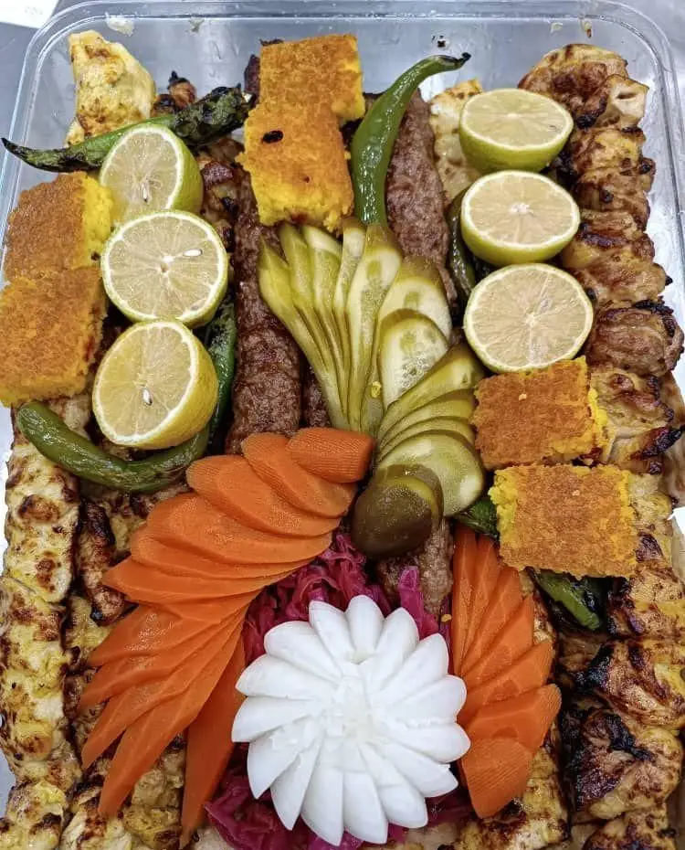 سینی کباب لوکس تهران کباب شامل جوجه کباب، کباب کوبیده، ته دیگ زعفرانی، لیمو، فلفل کبابی و دورچین متنوع برای مهمانی‌ها و سفارش آنلاین.