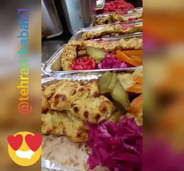 سینی‌های متنوع جوج کباب و کباب‌های لذیذ تهران کباب با نان، ترشی، کلم قرمز و هویج، آماده ارسال