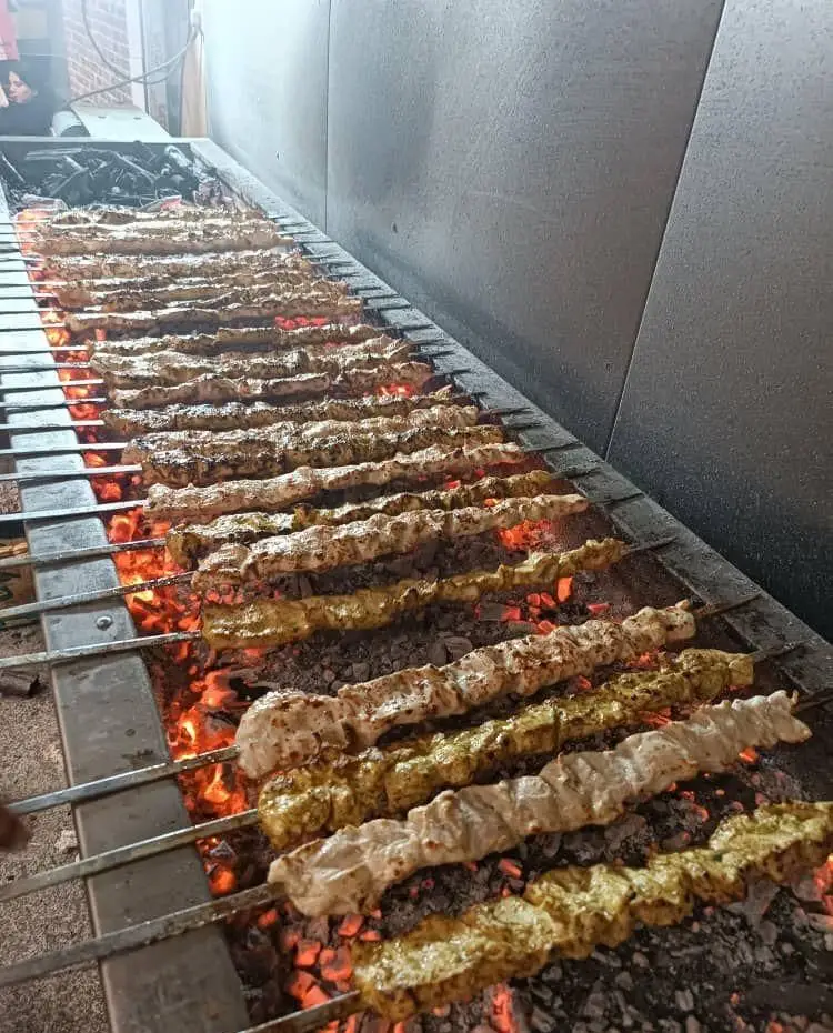 تصویری از منقل بزرگ ذغالی و پخت انواع کباب لذیذ ایرانی شامل کباب کوبیده و جوجه کباب تازه در تهران کباب.
