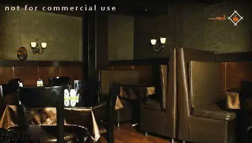 فضای داخلی دنج و شیک کافی شاپ چهارچوب با نورپردازی گرم، میز و صندلی‌های راحت و مبلمان مدرن، مناسب برای قرارهای دوستانه و کاری.