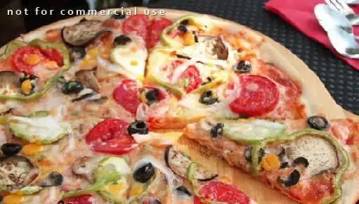 پیتزای تازه و لذیذ کافی شاپ چهارچوب با تاپینگ‌های متنوع قارچ، فلفل دلمه، زیتون و گوجه فرنگی، انتخابی عالی برای یک وعده غذایی.