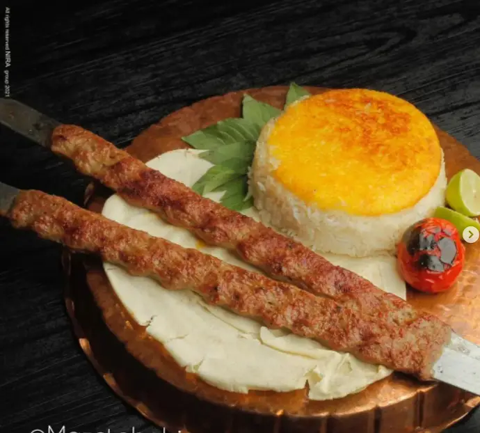 کباب کوبیده اصیل و برنج زعفرانی خوشرنگ رستوران مزه کباب گیشا؛ غذای سنتی ایرانی برای لحظات دلنشین شما.