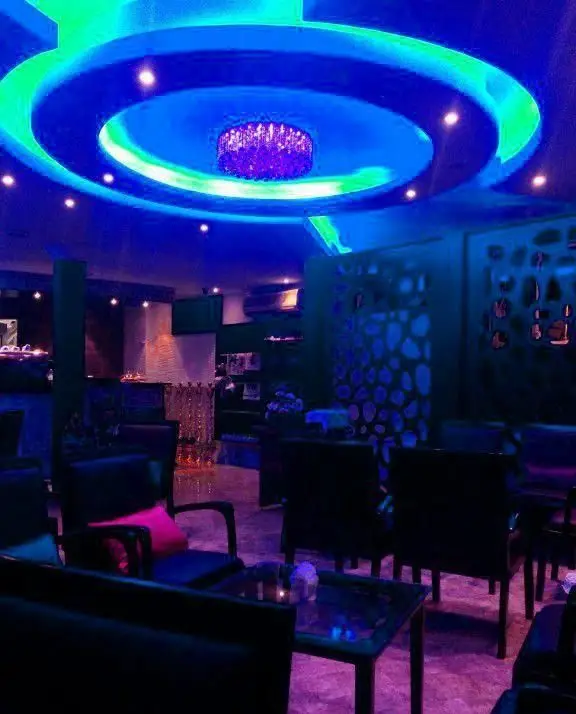 کافه لاوا، محیطی دنج و مدرن با نورپردازی خلاقانه آبی و سبز، سقف کناف زیبا و صندلی‌های راحت برای لحظاتی آرامش‌بخش.