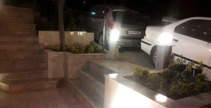 ورودی دنج کافه لاوا در شب، با نورپردازی زیبا، پله‌های سنگی و فضای سبز دلنشین. مکانی عالی برای دورهمی‌های شبانه و تجربه لحظات خوش.