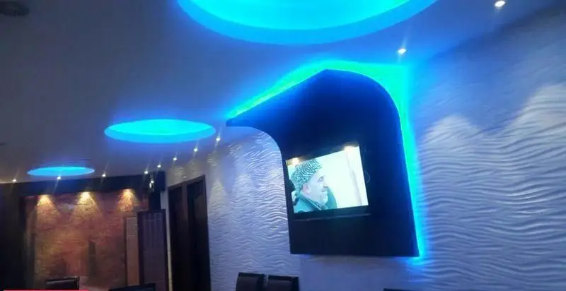 کافه لاوا با دکوراسیون داخلی مدرن، نورپردازی خاص سقف کاذب آبی و دیوارپوش‌های سه‌بعدی موج‌دار، فضایی شیک و دلنشین را ارائه می‌دهد.