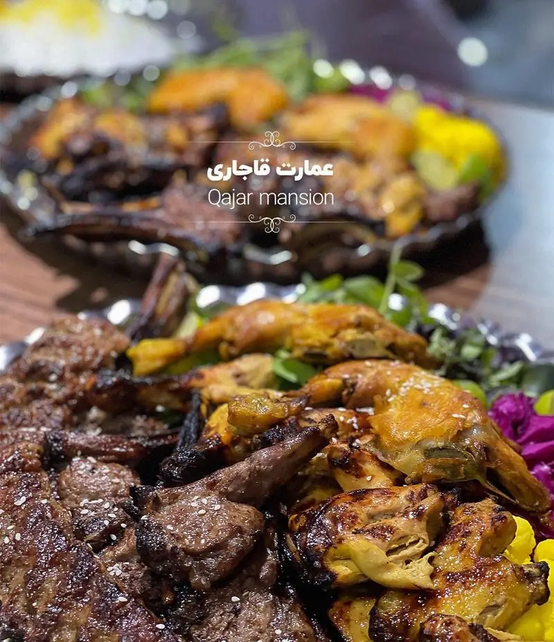 پذیرایی مجلل در رستوران سنتی عمارت قاجاریه با انواع کباب‌، جوجه‌کباب و شیشلیک‌ لذیذ ایرانی برای یک تجربه غذایی بی‌نظیر.