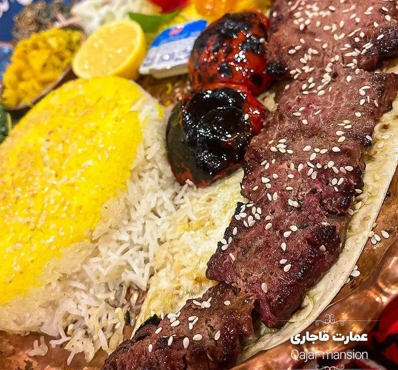 کباب اصیل ایرانی با برنج زعفرانی و سفید، گوجه کبابی و نان داغ در رستوران سنتی عمارت قاجاریه. تجربه طعم بی نظیر.