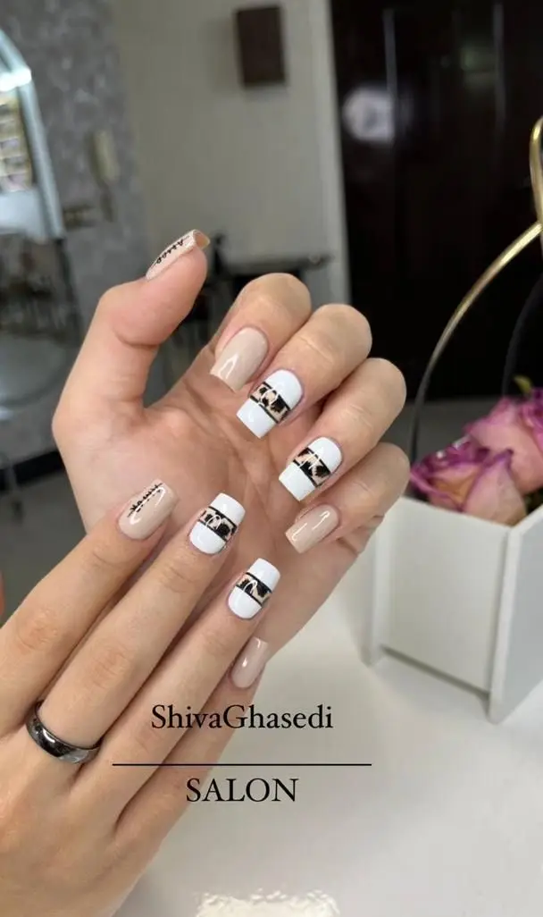 مانیکور و کاشت ناخن شیک و جدید با طراحی خلاقانه سفید و کرم و جزئیات طلایی مشکی. تخصصی ترین خدمات ناخن در سالن شیوا قاصدی.
