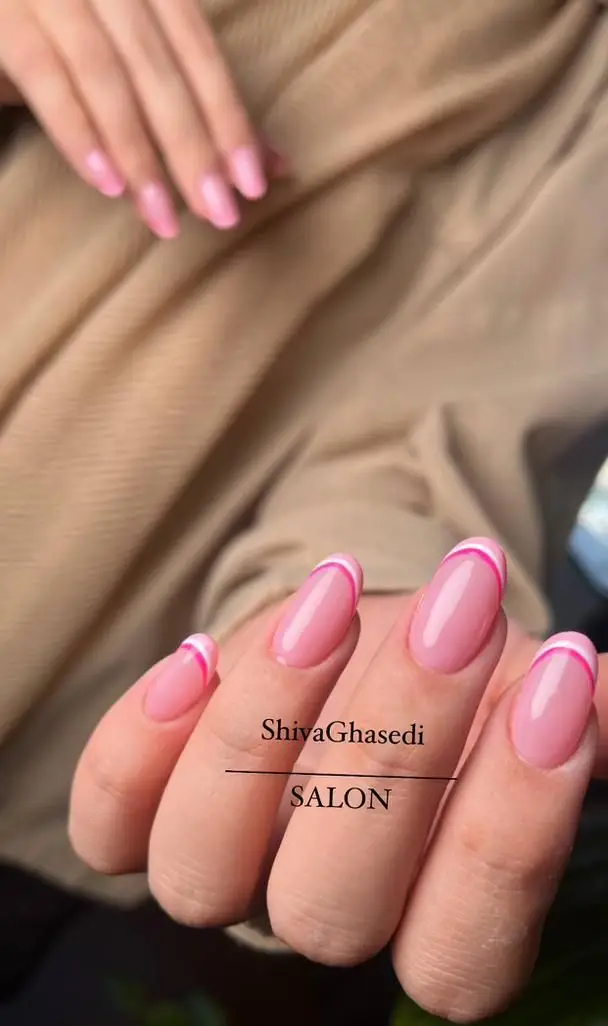 کاشت و طراحی ناخن فرنچ صورتی و سفید در سالن تخصصی ناخن شیوا قاسمی، ارائه بهترین خدمات زیبایی و مراقبت از ناخن.