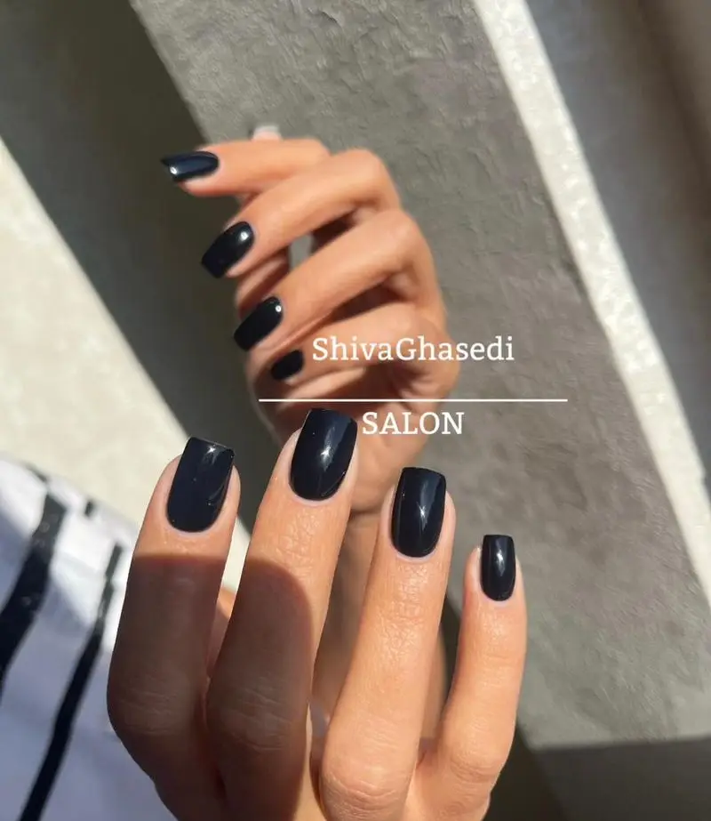 طراحی و اجرای ناخن مشکی براق در سالن تخصصی ناخن شیوا - مانیکور حرفهای، ناخنکار ماهر،💅