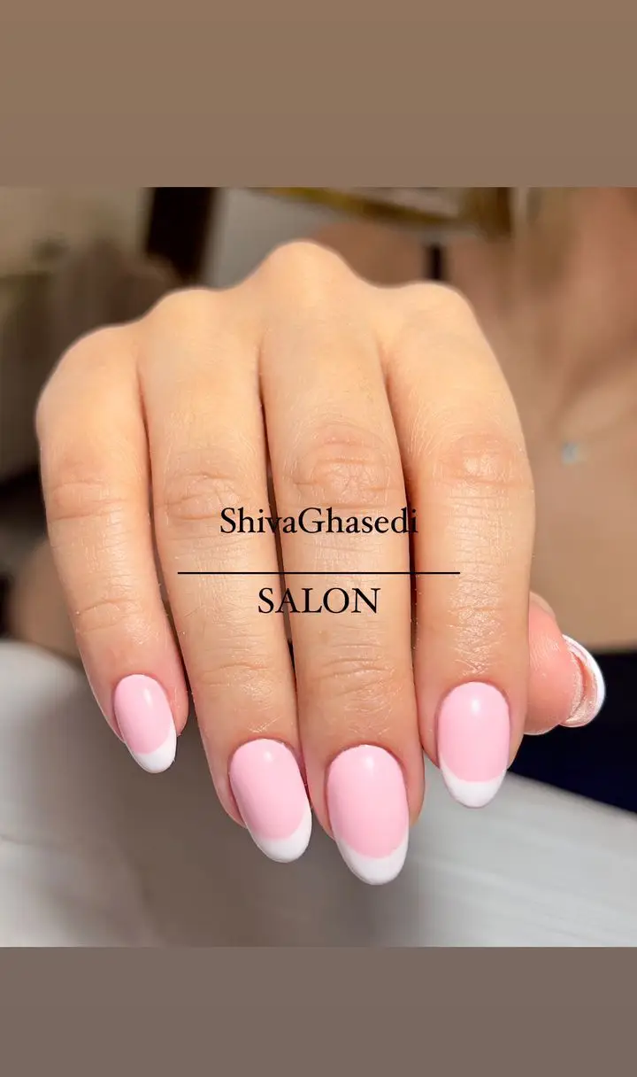 کاشت ناخن فرنچ کلاسیک صورتی و سفید بسیار شیک و تمیز در سالن زیبایی شیوا قاسمی، ارائه دهنده خدمات تخصصی مانیکور ناخن