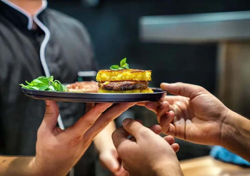 سرو برگر خاص و دست‌ساز اینجا برگر با نان پنیری یا سیب‌زمینی در رستوران ما. لذت طعمی بی‌نظیر و تجربه‌ای متفاوت.