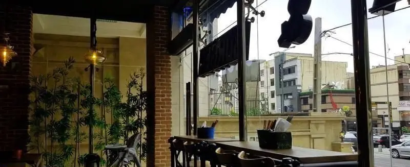 فضای داخلی دنج و مدرن "برگر تهران برگر" با پنجره‌های بزرگ رو به خیابان شهر، همراه با دکوراسیون گرم و دلنشین برای صرف بهترین برگرها.