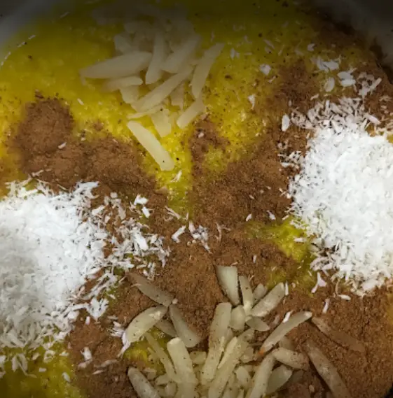 دسر سنتی ایرانی شله زرد حاج مهدی؛ تهیه شده با زعفران اعلا و تزیین شده با خلال بادام، پودر نارگیل و دارچین تازه. طعم اصیل