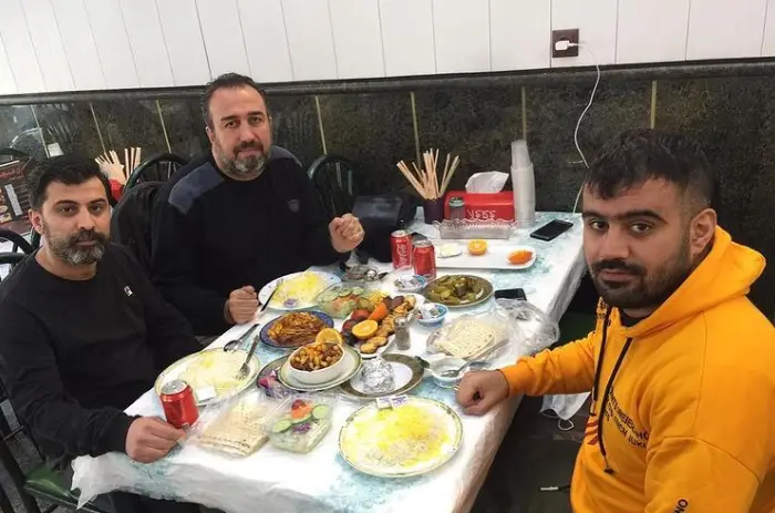 مشتریان در رستوران غنچه، از غذای لذیذ ایرانی شامل برنج، کباب و انواع خورش‌ها در یک دورهمی دوستانه لذت می‌برند. تجربه‌ای خاص.