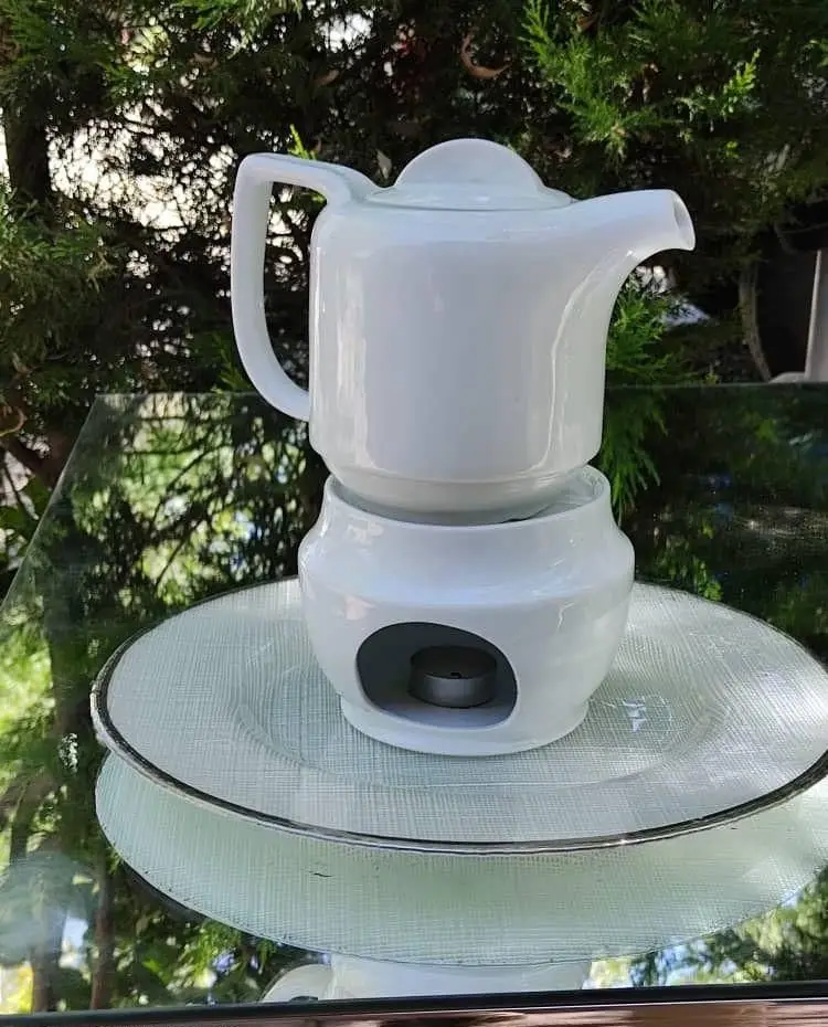 قوری و وارمر شمعی سفید سرامیکی، ایده‌آل برای پذیرایی چای و دمنوش. اجاره ظروف مجالس از تجهیزات ستاره.