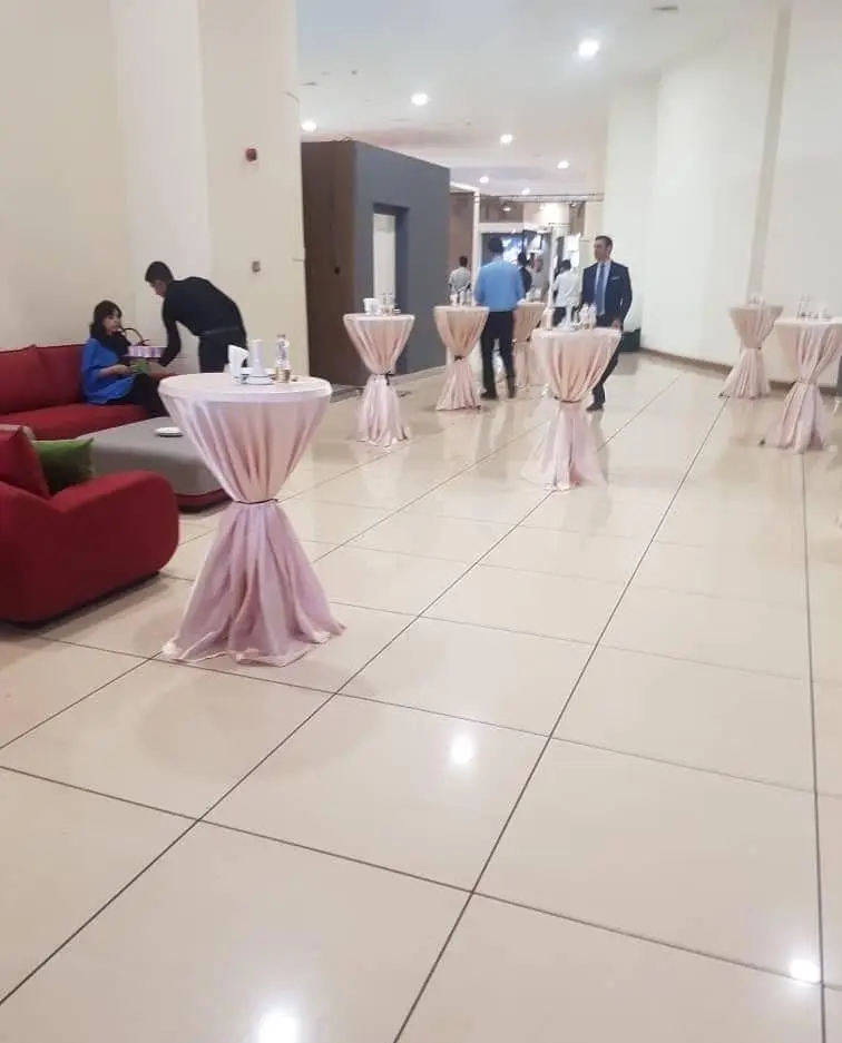 نمایی از چیدمان شیک و مدرن با تجهیزات و ظروف کرایه ستاره؛ میزهای کوکتل و مبلمان برای رویدادها و پذیرایی.