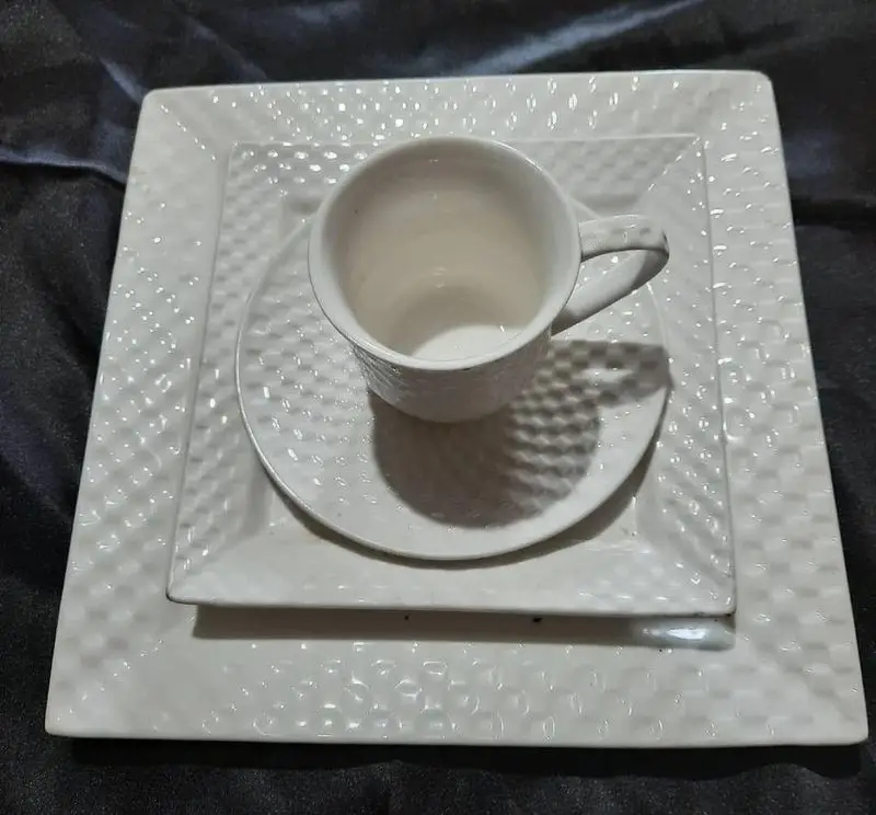 ست کامل ظروف پذیرایی کرایه سفید طرح برجسته مربعی و فنجان نعلبکی از تجهیزات و ظروف کرایه ستاره.