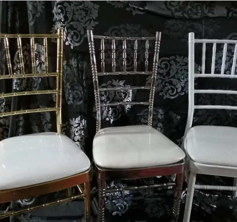 صندلی‌های شیک چیواری طلایی، شفاف و سفید با کوسن سفید. کرایه صندلی مجالس و رویدادها از تجهیزات و ظروف کرایه ستاره.