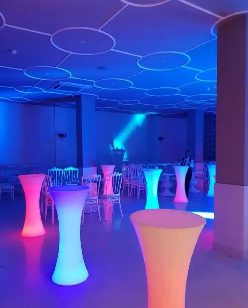 تجهیزات کرایه ستاره: اجاره میزهای ال ای دی نورانی، میز و صندلی مدرن برای مراسم و مجالس. خدمات کامل تشریفات با نورپردازی آبی.