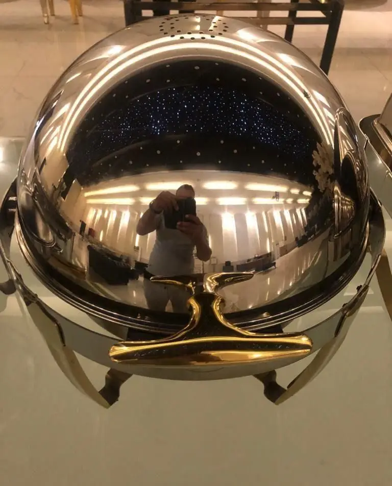 تجهیزات کرایه ستاره: شفینگ دیش پذیرایی استیل براق با دسته طلایی، ایده‌آل برای کترینگ، مجالس و مهمانی‌ها.