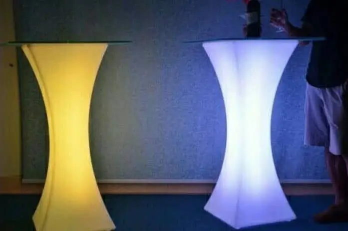 تجهیزات و ظروف کرایه ستاره: دو میز باری ال‌ای‌دی نورانی مدرن (زرد و آبی) با طراحی کمر باریک برای اجاره مراسم و جشن‌ها.