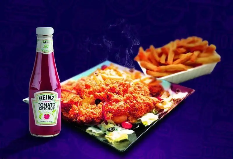 بطری سس کچاپ هاینز، بشقاب بزرگ مرغ سوخاری داغ و بخاردار، به همراه سیب زمینی سرخ کرده از فست فود سیر و پیاز.