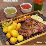 استیک خوشمزه با سیب زمینی، هویج و نخودفرنگی، به همراه دو سس مخصوص در کافه رستوران هریک. منوی غذای اصلی.